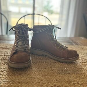 Bionica Darya Lace up sherling lined Boots. 7.5‎